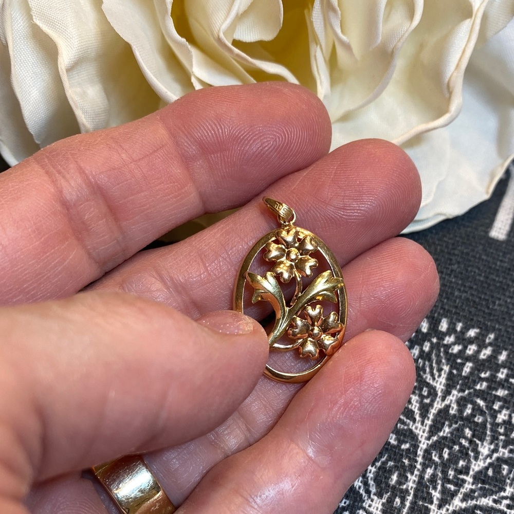 Elegant 10k Gold Floral Pendant